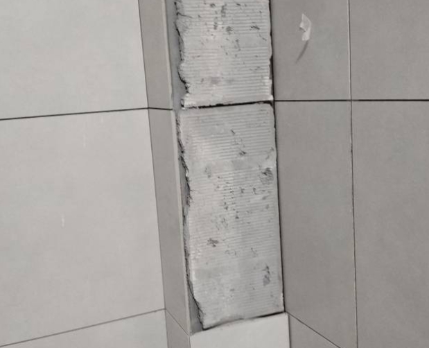 万州瓷砖空鼓维修公司分享下瓷砖施工前基层浇水润湿程度不足，可能导致以下问题